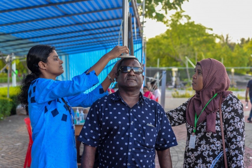  4 ނޮވެމްބަރ 2016: އިސް ރަށްވެހިންނަށް ޚާއްސަކޮށްގެން ހުޅުމާލޭގައި ބޭއްވި ހަވީރު: މި ހަވީރުގައި އިސް ރަށްވެހީންނަށް ހިލޭ މެޑިކަލް ޗެކްއަޕާއި މުނިފޫހިފިލުވުމުގެ ހަރަކާތްތައް ކުރިޔަށް ގެންގޮސްފައިވޭ---ސަން ފޮޓޯ: މުހައްމަދު އަފްރާހް