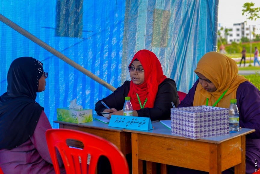  4 ނޮވެމްބަރ 2016: އިސް ރަށްވެހިންނަށް ޚާއްސަކޮށްގެން ހުޅުމާލޭގައި ބޭއްވި ހަވީރު: މި ހަވީރުގައި އިސް ރަށްވެހީންނަށް ހިލޭ މެޑިކަލް ޗެކްއަޕާއި މުނިފޫހިފިލުވުމުގެ ހަރަކާތްތައް ކުރިޔަށް ގެންގޮސްފައިވޭ---ސަން ފޮޓޯ: މުހައްމަދު އަފްރާހް
