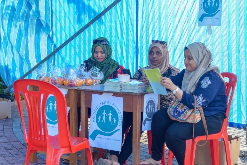  4 ނޮވެމްބަރ 2016: އިސް ރަށްވެހިންނަށް ޚާއްސަކޮށްގެން ހުޅުމާލޭގައި ބޭއްވި ހަވީރު: މި ހަވީރުގައި އިސް ރަށްވެހީންނަށް ހިލޭ މެޑިކަލް ޗެކްއަޕާއި މުނިފޫހިފިލުވުމުގެ ހަރަކާތްތައް ކުރިޔަށް ގެންގޮސްފައިވޭ---ސަން ފޮޓޯ: މުހައްމަދު އަފްރާހް
