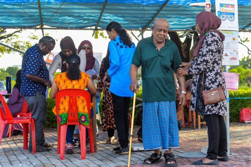  4 ނޮވެމްބަރ 2016: އިސް ރަށްވެހިންނަށް ޚާއްސަކޮށްގެން ހުޅުމާލޭގައި ބޭއްވި ހަވީރު: މި ހަވީރުގައި އިސް ރަށްވެހީންނަށް ހިލޭ މެޑިކަލް ޗެކްއަޕާއި މުނިފޫހިފިލުވުމުގެ ހަރަކާތްތައް ކުރިޔަށް ގެންގޮސްފައިވޭ---ސަން ފޮޓޯ: މުހައްމަދު އަފްރާހް