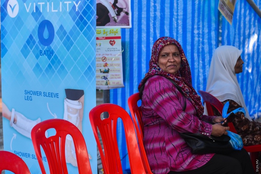 4 ނޮވެމްބަރ 2016: އިސް ރަށްވެހިންނަށް ޚާއްސަކޮށްގެން ހުޅުމާލޭގައި ބޭއްވި ހަވީރު: މި ހަވީރުގައި އިސް ރަށްވެހީންނަށް ހިލޭ މެޑިކަލް ޗެކްއަޕާއި މުނިފޫހިފިލުވުމުގެ ހަރަކާތްތައް ކުރިޔަށް ގެންގޮސްފައިވޭ---ސަން ފޮޓޯ: މުހައްމަދު އަފްރާހް