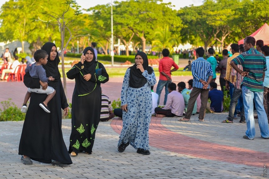  4 ނޮވެމްބަރ 2016: އިސް ރަށްވެހިންނަށް ޚާއްސަކޮށްގެން ހުޅުމާލޭގައި ބޭއްވި ހަވީރު: މި ހަވީރުގައި އިސް ރަށްވެހީންނަށް ހިލޭ މެޑިކަލް ޗެކްއަޕާއި މުނިފޫހިފިލުވުމުގެ ހަރަކާތްތައް ކުރިޔަށް ގެންގޮސްފައިވޭ---ސަން ފޮޓޯ: މުހައްމަދު އަފްރާހް