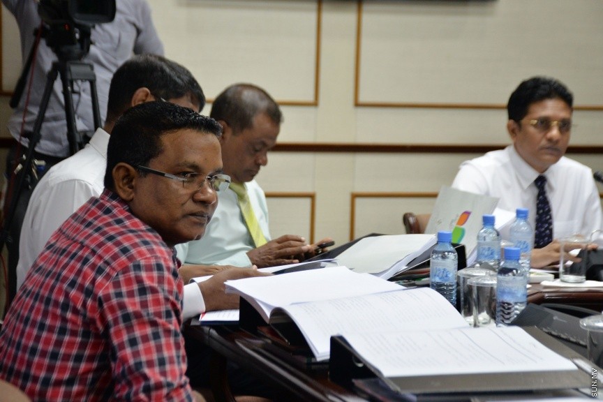 ނޮވެމްބަރ 10، 2016: އަންނަ އަހަރަށް ލަފާކުރާ ބަޖެޓު ދިރާސާކުރުމުގެ މަސައްކަތް ކުރާ ބަޖެޓު ކޮމިޓީގެ ބައްދަލުވުމުގެ ތެރެއިން: މިއަދު ވަނީ ދައުލަތުގެ ހަތަރު ވުޒާރާއެއްގެ މިނިސްޓަރުން ކޮމެޓީއަށް ހާޒުކޮށްފައި -- ސަން ފޮޓޯ/ ފަޔާޒު މޫސާ