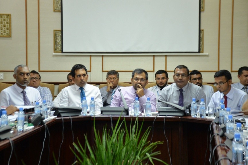 ނޮވެމްބަރ 10، 2016: އަންނަ އަހަރަށް ލަފާކުރާ ބަޖެޓު ދިރާސާކުރުމުގެ މަސައްކަތް ކުރާ ބަޖެޓު ކޮމިޓީގެ ބައްދަލުވުމުގެ ތެރެއިން: މިއަދު ވަނީ ދައުލަތުގެ ހަތަރު ވުޒާރާއެއްގެ މިނިސްޓަރުން ކޮމެޓީއަށް ހާޒުކޮށްފައި -- ސަން ފޮޓޯ/ ފަޔާޒު މޫސާ