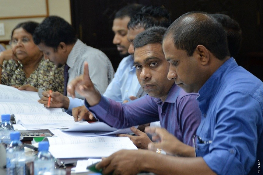 ނޮވެމްބަރ 10، 2016: އަންނަ އަހަރަށް ލަފާކުރާ ބަޖެޓު ދިރާސާކުރުމުގެ މަސައްކަތް ކުރާ ބަޖެޓު ކޮމިޓީގެ ބައްދަލުވުމުގެ ތެރެއިން: މިއަދު ވަނީ ދައުލަތުގެ ހަތަރު ވުޒާރާއެއްގެ މިނިސްޓަރުން ކޮމެޓީއަށް ހާޒުކޮށްފައި -- ސަން ފޮޓޯ/ ފަޔާޒު މޫސާ