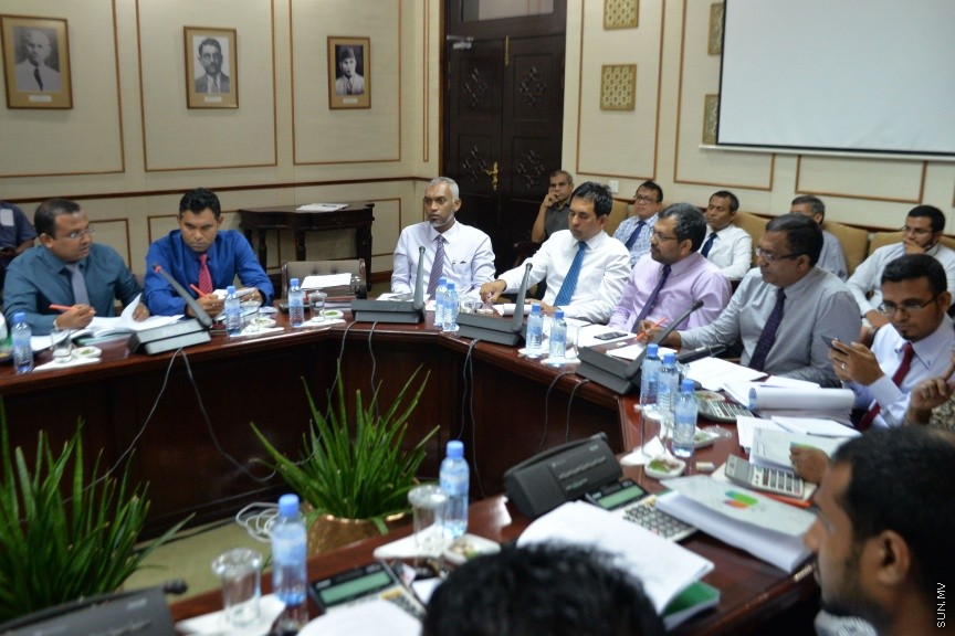 ނޮވެމްބަރ 10، 2016: އަންނަ އަހަރަށް ލަފާކުރާ ބަޖެޓު ދިރާސާކުރުމުގެ މަސައްކަތް ކުރާ ބަޖެޓު ކޮމިޓީގެ ބައްދަލުވުމުގެ ތެރެއިން: މިއަދު ވަނީ ދައުލަތުގެ ހަތަރު ވުޒާރާއެއްގެ މިނިސްޓަރުން ކޮމެޓީއަށް ހާޒުކޮށްފައި -- ސަން ފޮޓޯ/ ފަޔާޒު މޫސާ