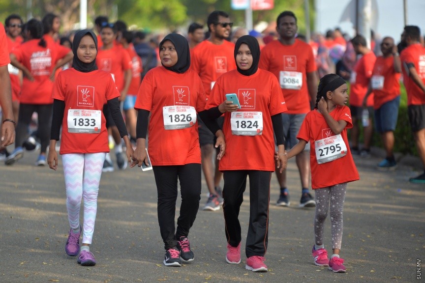 11 ނޮވެމްބަރ 2016: ދިރާގު މޯލްޑިވްސް ރޯޑް ރޭސް 2016: 2007 ވަނަ އަހަރުން ފެށިގެން ބާއްވަމުން އަންނަ ދިރާގު މޯލްޑިވްސް ރޯޑް ރޭސް މިއަހަރު ހުޅުމާލޭގައި ބާއްވާފައި ވަނީ 3000 ބައިވެރިންނާއެކު -- ސަން ފޮޓޯ: ފަޔާޒް މޫސާ
