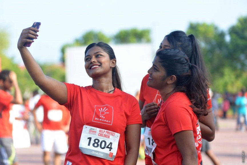 11 ނޮވެމްބަރ 2016: ދިރާގު މޯލްޑިވްސް ރޯޑް ރޭސް 2016: 2007 ވަނަ އަހަރުން ފެށިގެން ބާއްވަމުން އަންނަ ދިރާގު މޯލްޑިވްސް ރޯޑް ރޭސް މިއަހަރު ހުޅުމާލޭގައި ބާއްވާފައި ވަނީ 3000 ބައިވެރިންނާއެކު -- ސަން ފޮޓޯ: ފަޔާޒް މޫސާ