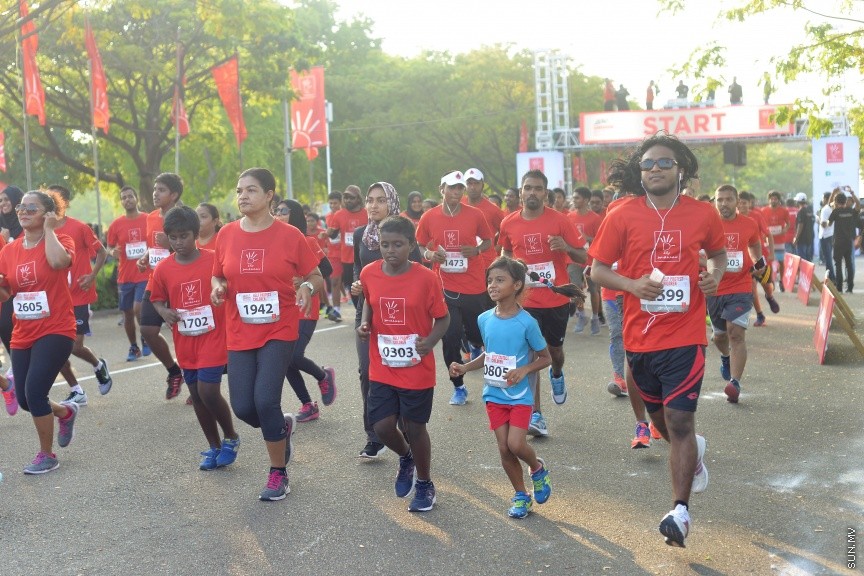 11 ނޮވެމްބަރ 2016: ދިރާގު މޯލްޑިވްސް ރޯޑް ރޭސް 2016: 2007 ވަނަ އަހަރުން ފެށިގެން ބާއްވަމުން އަންނަ ދިރާގު މޯލްޑިވްސް ރޯޑް ރޭސް މިއަހަރު ހުޅުމާލޭގައި ބާއްވާފައި ވަނީ 3000 ބައިވެރިންނާއެކު -- ސަން ފޮޓޯ: ފަޔާޒް މޫސާ