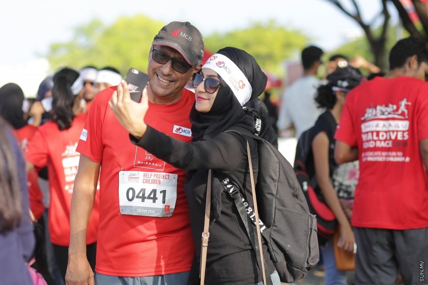 11 ނޮވެމްބަރ 2016: ދިރާގު މޯލްޑިވްސް ރޯޑް ރޭސް 2016: 2007 ވަނަ އަހަރުން ފެށިގެން ބާއްވަމުން އަންނަ ދިރާގު މޯލްޑިވްސް ރޯޑް ރޭސް މިއަހަރު ހުޅުމާލޭގައި ބާއްވާފައި ވަނީ 3000 ބައިވެރިންނާއެކު -- ސަން ފޮޓޯ: ފަޔާޒް މޫސާ