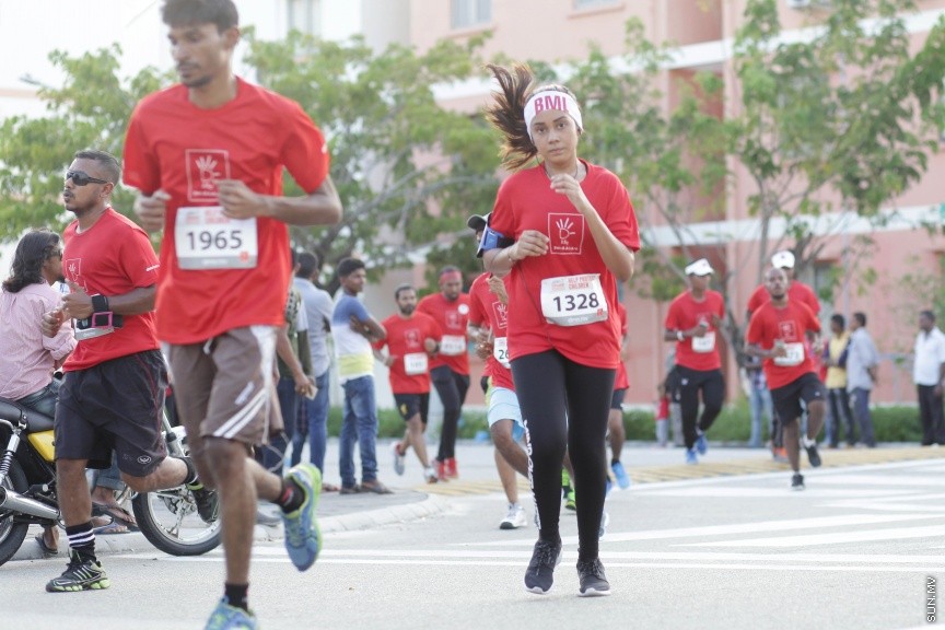 11 ނޮވެމްބަރ 2016: ދިރާގު މޯލްޑިވްސް ރޯޑް ރޭސް 2016: 2007 ވަނަ އަހަރުން ފެށިގެން ބާއްވަމުން އަންނަ ދިރާގު މޯލްޑިވްސް ރޯޑް ރޭސް މިއަހަރު ހުޅުމާލޭގައި ބާއްވާފައި ވަނީ 3000 ބައިވެރިންނާއެކު -- ސަން ފޮޓޯ: ފަޔާޒް މޫސާ