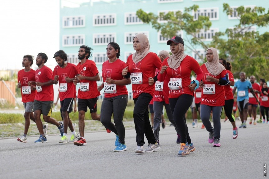 11 ނޮވެމްބަރ 2016: ދިރާގު މޯލްޑިވްސް ރޯޑް ރޭސް 2016: 2007 ވަނަ އަހަރުން ފެށިގެން ބާއްވަމުން އަންނަ ދިރާގު މޯލްޑިވްސް ރޯޑް ރޭސް މިއަހަރު ހުޅުމާލޭގައި ބާއްވާފައި ވަނީ 3000 ބައިވެރިންނާއެކު -- ސަން ފޮޓޯ: ފަޔާޒް މޫސާ
