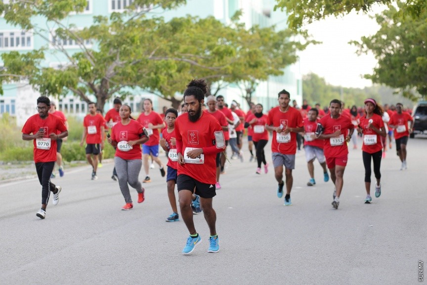 11 ނޮވެމްބަރ 2016: ދިރާގު މޯލްޑިވްސް ރޯޑް ރޭސް 2016: 2007 ވަނަ އަހަރުން ފެށިގެން ބާއްވަމުން އަންނަ ދިރާގު މޯލްޑިވްސް ރޯޑް ރޭސް މިއަހަރު ހުޅުމާލޭގައި ބާއްވާފައި ވަނީ 3000 ބައިވެރިންނާއެކު -- ސަން ފޮޓޯ: ފަޔާޒް މޫސާ
