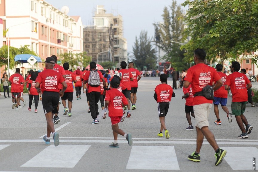 11 ނޮވެމްބަރ 2016: ދިރާގު މޯލްޑިވްސް ރޯޑް ރޭސް 2016: 2007 ވަނަ އަހަރުން ފެށިގެން ބާއްވަމުން އަންނަ ދިރާގު މޯލްޑިވްސް ރޯޑް ރޭސް މިއަހަރު ހުޅުމާލޭގައި ބާއްވާފައި ވަނީ 3000 ބައިވެރިންނާއެކު -- ސަން ފޮޓޯ: ފަޔާޒް މޫސާ