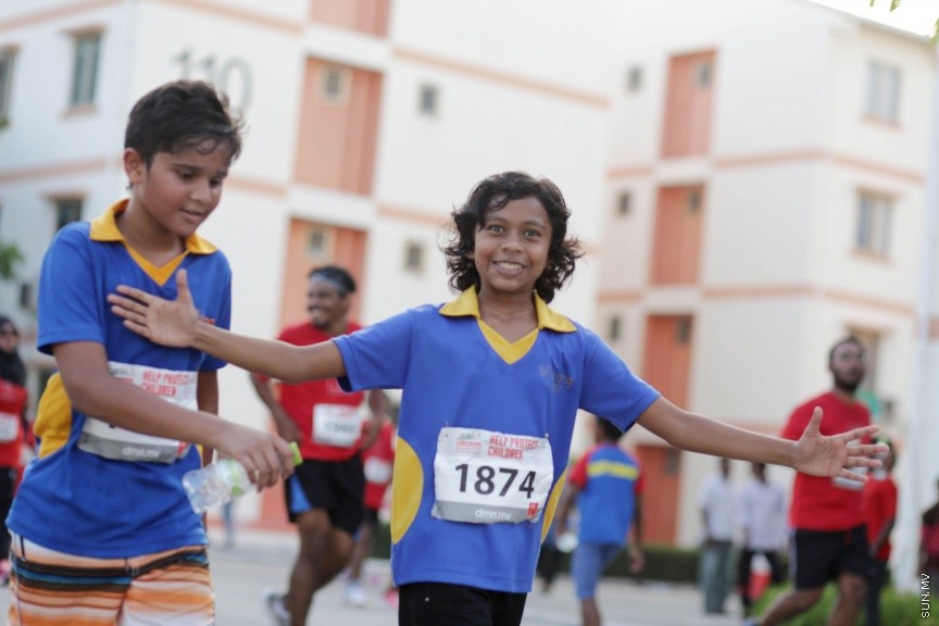 11 ނޮވެމްބަރ 2016: ދިރާގު މޯލްޑިވްސް ރޯޑް ރޭސް 2016: 2007 ވަނަ އަހަރުން ފެށިގެން ބާއްވަމުން އަންނަ ދިރާގު މޯލްޑިވްސް ރޯޑް ރޭސް މިއަހަރު ހުޅުމާލޭގައި ބާއްވާފައި ވަނީ 3000 ބައިވެރިންނާއެކު -- ސަން ފޮޓޯ: ފަޔާޒް މޫސާ