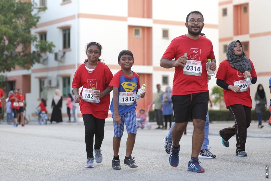 11 ނޮވެމްބަރ 2016: ދިރާގު މޯލްޑިވްސް ރޯޑް ރޭސް 2016: 2007 ވަނަ އަހަރުން ފެށިގެން ބާއްވަމުން އަންނަ ދިރާގު މޯލްޑިވްސް ރޯޑް ރޭސް މިއަހަރު ހުޅުމާލޭގައި ބާއްވާފައި ވަނީ 3000 ބައިވެރިންނާއެކު -- ސަން ފޮޓޯ: ފަޔާޒް މޫސާ