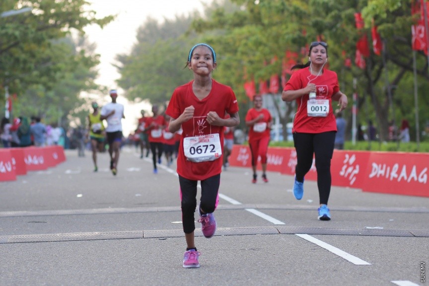 11 ނޮވެމްބަރ 2016: ދިރާގު މޯލްޑިވްސް ރޯޑް ރޭސް 2016: 2007 ވަނަ އަހަރުން ފެށިގެން ބާއްވަމުން އަންނަ ދިރާގު މޯލްޑިވްސް ރޯޑް ރޭސް މިއަހަރު ހުޅުމާލޭގައި ބާއްވާފައި ވަނީ 3000 ބައިވެރިންނާއެކު -- ސަން ފޮޓޯ: ފަޔާޒް މޫސާ