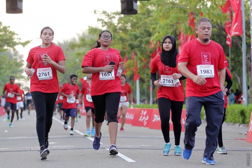11 ނޮވެމްބަރ 2016: ދިރާގު މޯލްޑިވްސް ރޯޑް ރޭސް 2016: 2007 ވަނަ އަހަރުން ފެށިގެން ބާއްވަމުން އަންނަ ދިރާގު މޯލްޑިވްސް ރޯޑް ރޭސް މިއަހަރު ހުޅުމާލޭގައި ބާއްވާފައި ވަނީ 3000 ބައިވެރިންނާއެކު -- ސަން ފޮޓޯ: ފަޔާޒް މޫސާ