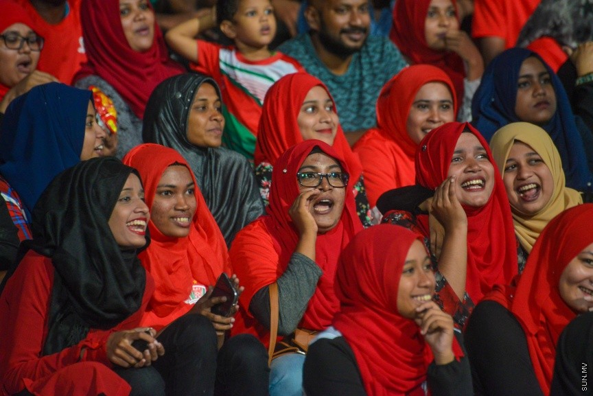 12 ނޮވެމްބަރ 2016: މިނިވަން ޗެމްޕިއަންޝިޕް ފުޓްބޯޅަ މުބާރާތުގެ ފައިނަލް މެޗުގެ ތެރެއިން: ގައުމީ ފުޓްބޯޅަ ދަނޑުގައި މިރޭ ތ. ތިމަރަފުއްޓާއި  ބ. އޭދަފުށި ބައްދަލުކުރި އެ މުޗު 1-0 ގެ ނަތީޖާއަކުން ކާމިޔާބު ކޮށް އޭދަފުށި ވަނީ މުބާރާތުގެ ޗެމްޕިއަންކަން ހޯދާފަ---ސަން ފޮޓޯ: އަފްރާހް