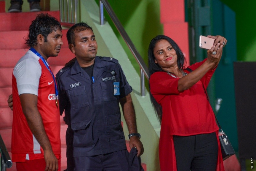 12 ނޮވެމްބަރ 2016: މިނިވަން ޗެމްޕިއަންޝިޕް ފުޓްބޯޅަ މުބާރާތުގެ ފައިނަލް މެޗުގެ ތެރެއިން: ގައުމީ ފުޓްބޯޅަ ދަނޑުގައި މިރޭ ތ. ތިމަރަފުއްޓާއި  ބ. އޭދަފުށި ބައްދަލުކުރި އެ މުޗު 1-0 ގެ ނަތީޖާއަކުން ކާމިޔާބު ކޮށް އޭދަފުށި ވަނީ މުބާރާތުގެ ޗެމްޕިއަންކަން ހޯދާފަ---ސަން ފޮޓޯ: އަފްރާހް