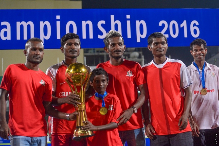 12 ނޮވެމްބަރ 2016: މިނިވަން ޗެމްޕިއަންޝިޕް ފުޓްބޯޅަ މުބާރާތުގެ ފައިނަލް މެޗުގެ ތެރެއިން: ގައުމީ ފުޓްބޯޅަ ދަނޑުގައި މިރޭ ތ. ތިމަރަފުއްޓާއި  ބ. އޭދަފުށި ބައްދަލުކުރި އެ މުޗު 1-0 ގެ ނަތީޖާއަކުން ކާމިޔާބު ކޮށް އޭދަފުށި ވަނީ މުބާރާތުގެ ޗެމްޕިއަންކަން ހޯދާފަ---ސަން ފޮޓޯ: އަފްރާހް