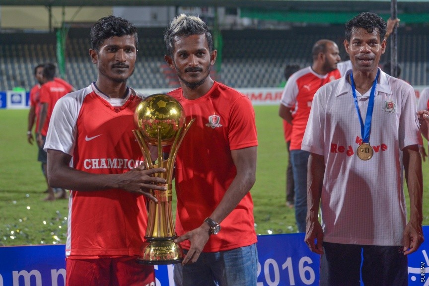 12 ނޮވެމްބަރ 2016: މިނިވަން ޗެމްޕިއަންޝިޕް ފުޓްބޯޅަ މުބާރާތުގެ ފައިނަލް މެޗުގެ ތެރެއިން: ގައުމީ ފުޓްބޯޅަ ދަނޑުގައި މިރޭ ތ. ތިމަރަފުއްޓާއި  ބ. އޭދަފުށި ބައްދަލުކުރި އެ މުޗު 1-0 ގެ ނަތީޖާއަކުން ކާމިޔާބު ކޮށް އޭދަފުށި ވަނީ މުބާރާތުގެ ޗެމްޕިއަންކަން ހޯދާފަ---ސަން ފޮޓޯ: އަފްރާހް