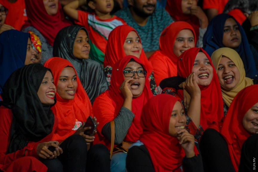 12 ނޮވެމްބަރ 2016: މިނިވަން ޗެމްޕިއަންޝިޕް ފުޓްބޯޅަ މުބާރާތުގެ ފައިނަލް މެޗުގެ ތެރެއިން: ގައުމީ ފުޓްބޯޅަ ދަނޑުގައި މިރޭ ތ. ތިމަރަފުއްޓާއި  ބ. އޭދަފުށި ބައްދަލުކުރި އެ މުޗު 1-0 ގެ ނަތީޖާއަކުން ކާމިޔާބު ކޮށް އޭދަފުށި ވަނީ މުބާރާތުގެ ޗެމްޕިއަންކަން ހޯދާފަ---ސަން ފޮޓޯ: އަފްރާހް