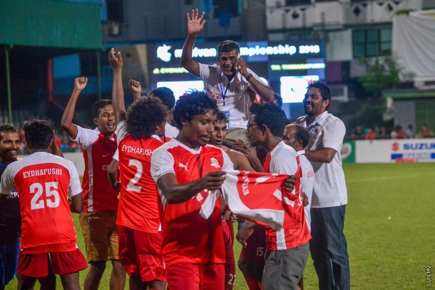 12 ނޮވެމްބަރ 2016: މިނިވަން ޗެމްޕިއަންޝިޕް ފުޓްބޯޅަ މުބާރާތުގެ ފައިނަލް މެޗުގެ ތެރެއިން: ގައުމީ ފުޓްބޯޅަ ދަނޑުގައި މިރޭ ތ. ތިމަރަފުއްޓާއި  ބ. އޭދަފުށި ބައްދަލުކުރި އެ މުޗު 1-0 ގެ ނަތީޖާއަކުން ކާމިޔާބު ކޮށް އޭދަފުށި ވަނީ މުބާރާތުގެ ޗެމްޕިއަންކަން ހޯދާފަ---ސަން ފޮޓޯ: އަފްރާހް