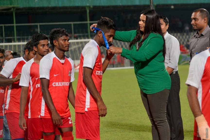 12 ނޮވެމްބަރ 2016: މިނިވަން ޗެމްޕިއަންޝިޕް ފުޓްބޯޅަ މުބާރާތުގެ ފައިނަލް މެޗުގެ ތެރެއިން: ގައުމީ ފުޓްބޯޅަ ދަނޑުގައި މިރޭ ތ. ތިމަރަފުއްޓާއި  ބ. އޭދަފުށި ބައްދަލުކުރި އެ މުޗު 1-0 ގެ ނަތީޖާއަކުން ކާމިޔާބު ކޮށް އޭދަފުށި ވަނީ މުބާރާތުގެ ޗެމްޕިއަންކަން ހޯދާފަ---ސަން ފޮޓޯ: އަފްރާހް