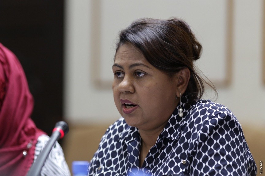 ނޮވެމްބަރ 13، 2016: އަންނަ އަހަރަށް ލަފާކުރާ ދައުލަތުގެ ބަޖެޓު ދިރާސާކުރާ ކޮމިޓީއަށް  މަރުކަޒީ ބޭންކްގެ ގަވަރުނަރާއި އޮޑިޓަރ ޖެނެރަލް ހާޒިރުކުރުން -- ސަން ފޮޓޯ/ ފަޔާޒު މޫސާ