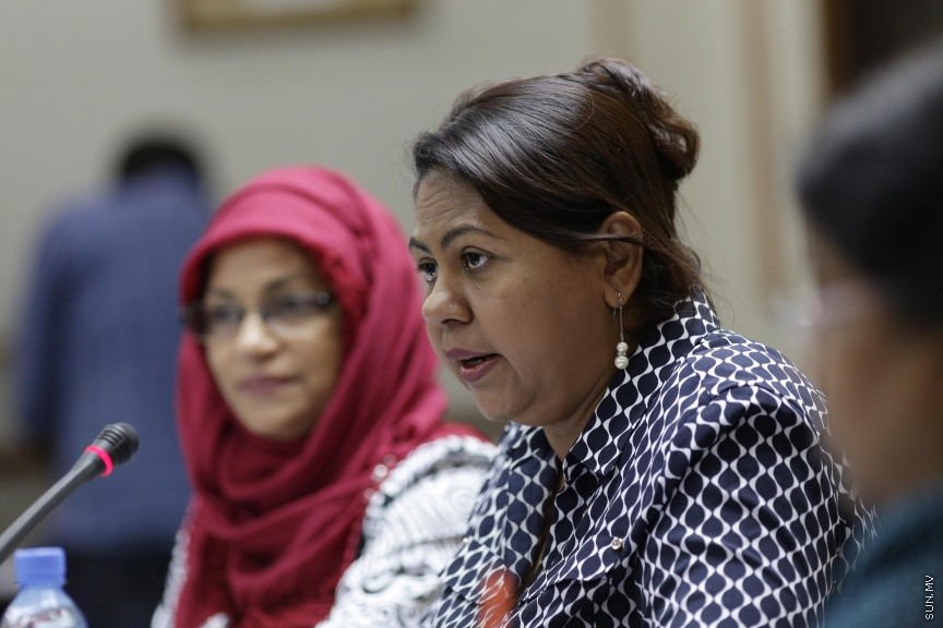 ނޮވެމްބަރ 13، 2016: އަންނަ އަހަރަށް ލަފާކުރާ ދައުލަތުގެ ބަޖެޓު ދިރާސާކުރާ ކޮމިޓީއަށް  މަރުކަޒީ ބޭންކްގެ ގަވަރުނަރާއި އޮޑިޓަރ ޖެނެރަލް ހާޒިރުކުރުން -- ސަން ފޮޓޯ/ ފަޔާޒު މޫސާ