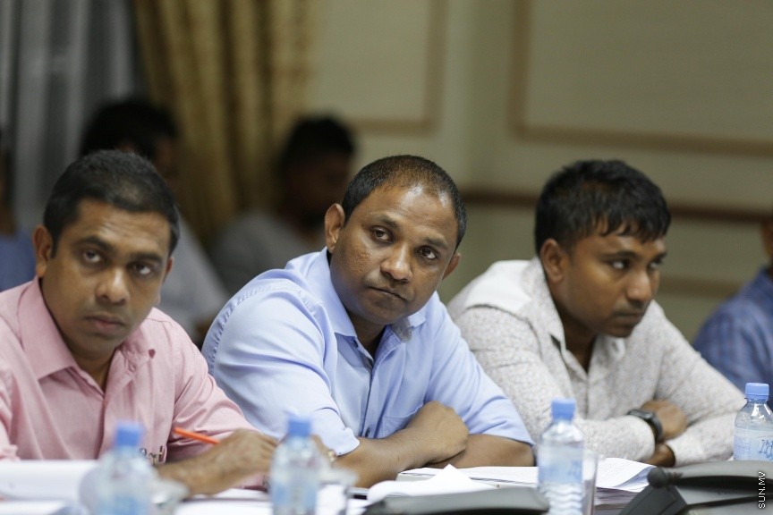 ނޮވެމްބަރ 13، 2016: އަންނަ އަހަރަށް ލަފާކުރާ ދައުލަތުގެ ބަޖެޓު ދިރާސާކުރާ ކޮމިޓީއަށް  މަރުކަޒީ ބޭންކްގެ ގަވަރުނަރާއި އޮޑިޓަރ ޖެނެރަލް ހާޒިރުކުރުން -- ސަން ފޮޓޯ/ ފަޔާޒު މޫސާ