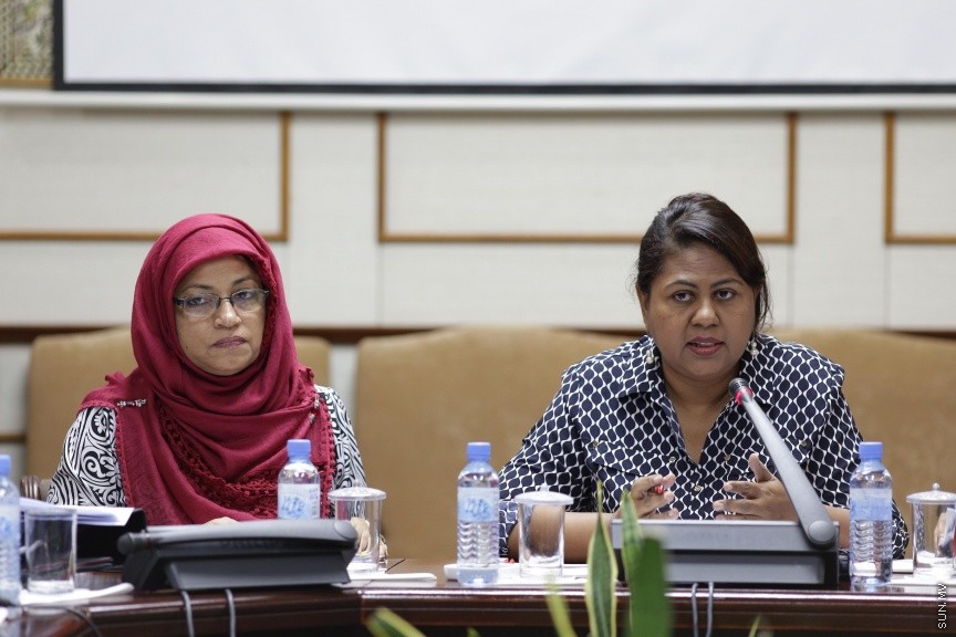 ނޮވެމްބަރ 13، 2016: އަންނަ އަހަރަށް ލަފާކުރާ ދައުލަތުގެ ބަޖެޓު ދިރާސާކުރާ ކޮމިޓީއަށް  މަރުކަޒީ ބޭންކްގެ ގަވަރުނަރާއި އޮޑިޓަރ ޖެނެރަލް ހާޒިރުކުރުން -- ސަން ފޮޓޯ/ ފަޔާޒު މޫސާ