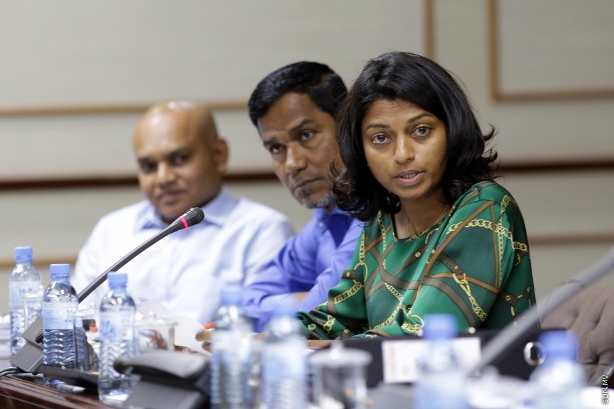 ނޮވެމްބަރ 13، 2016: އަންނަ އަހަރަށް ލަފާކުރާ ދައުލަތުގެ ބަޖެޓު ދިރާސާކުރާ ކޮމިޓީއަށް  މަރުކަޒީ ބޭންކްގެ ގަވަރުނަރާއި އޮޑިޓަރ ޖެނެރަލް ހާޒިރުކުރުން -- ސަން ފޮޓޯ/ ފަޔާޒު މޫސާ