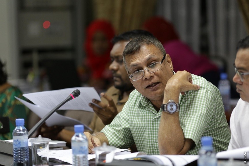 ނޮވެމްބަރ 13، 2016: އަންނަ އަހަރަށް ލަފާކުރާ ދައުލަތުގެ ބަޖެޓު ދިރާސާކުރާ ކޮމިޓީއަށް  މަރުކަޒީ ބޭންކްގެ ގަވަރުނަރާއި އޮޑިޓަރ ޖެނެރަލް ހާޒިރުކުރުން -- ސަން ފޮޓޯ/ ފަޔާޒު މޫސާ