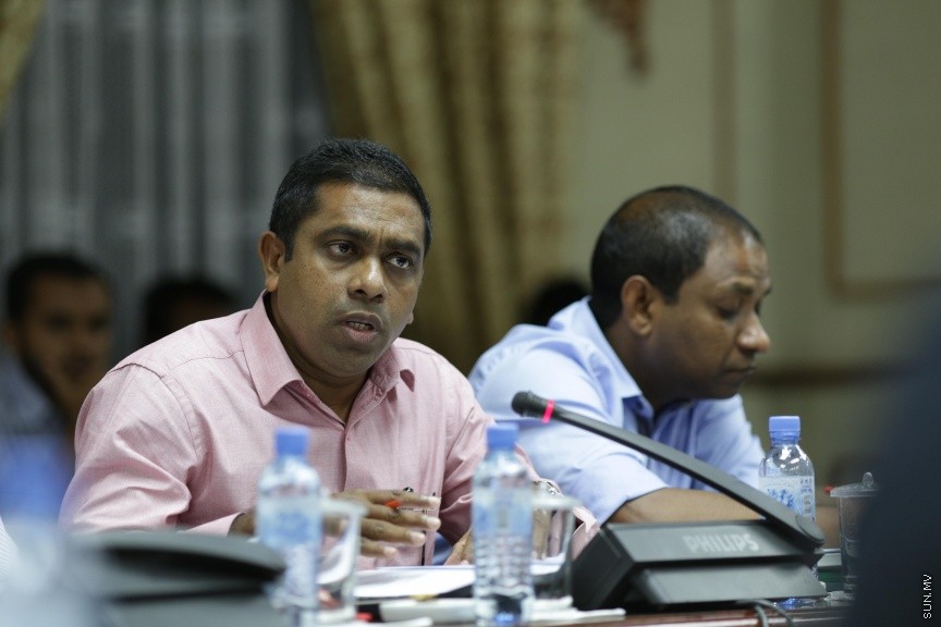ނޮވެމްބަރ 13، 2016: އަންނަ އަހަރަށް ލަފާކުރާ ދައުލަތުގެ ބަޖެޓު ދިރާސާކުރާ ކޮމިޓީއަށް  މަރުކަޒީ ބޭންކްގެ ގަވަރުނަރާއި އޮޑިޓަރ ޖެނެރަލް ހާޒިރުކުރުން -- ސަން ފޮޓޯ/ ފަޔާޒު މޫސާ
