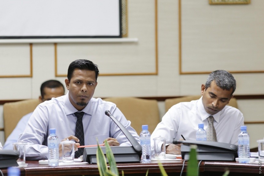 ނޮވެމްބަރ 13، 2016: އަންނަ އަހަރަށް ލަފާކުރާ ދައުލަތުގެ ބަޖެޓު ދިރާސާކުރާ ކޮމިޓީއަށް  މަރުކަޒީ ބޭންކްގެ ގަވަރުނަރާއި އޮޑިޓަރ ޖެނެރަލް ހާޒިރުކުރުން -- ސަން ފޮޓޯ/ ފަޔާޒު މޫސާ