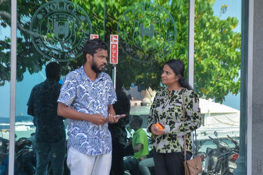 14 ނޮވެމްބަރ 2016: ޕީޕީއެމްގެ މައުމޫން ފެކްޝަނުގެ ނައިބު ރައީސް އައިމިނަތު ނާދިރާ ފުލުސް އޮފީހަށް ހާޒިރުކުރުން: ނާދިރާ އާއި އަލީމް ފުލުސް އޮފީސް ދޮރުމަތީ މަޑުކޮށް ލައިގެން---ސަން ފޮޓޯ/ މުހައްމަދު އަފްރާހް