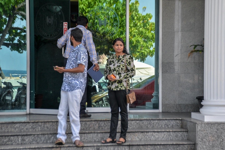 14 ނޮވެމްބަރ 2016: ޕީޕީއެމްގެ މައުމޫން ފެކްޝަނުގެ ނައިބު ރައީސް އައިމިނަތު ނާދިރާ ފުލުސް އޮފީހަށް ހާޒިރުކުރުން: ނާދިރާ އާއި އަލީމް ފުލުސް އޮފީސް ދޮރުމަތީ މަޑުކޮށް ލައިގެން---ސަން ފޮޓޯ/ މުހައްމަދު އަފްރާހް