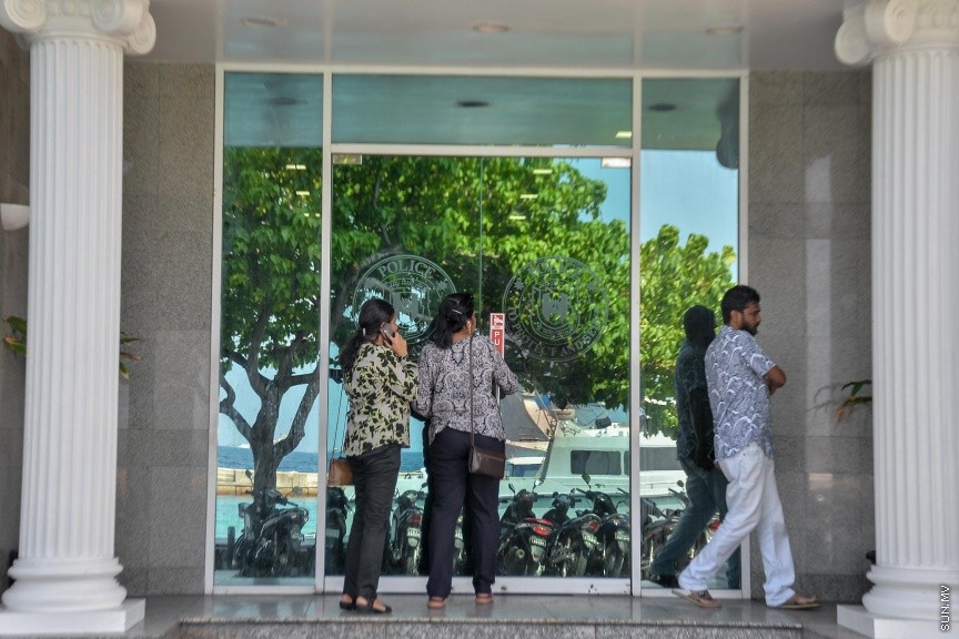 14 ނޮވެމްބަރ 2016: ޕީޕީއެމްގެ މައުމޫން ފެކްޝަނުގެ ނައިބު ރައީސް އައިމިނަތު ނާދިރާ ފުލުސް އޮފީހަށް ހާޒިރުކުރުން: ނާދިރާ ފުލުސް އޮފީހައް ހާޒިރު ކޮށްފައި ވަނީ ވެރިކަން ކުރާ ޕީޕީއެމްގެ އޮފީހުގައި ހުރި ކޮމްޕިއުޓަރު ސިސްޓަމްތަކުގެ ހާޑް ޑިސްކުތައް ގެއްލިފައިވާ މައްސަލައިގަ---ސަން ފޮޓޯ/ މުހައްމަދު އަފްރާހް
