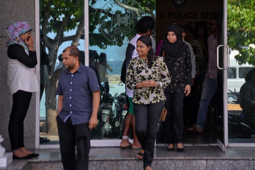 14 ނޮވެމްބަރ 2016:ނާދިރާ ފުލުސް އޮފީހުން ނިކުމެ ވަޑައި ގަންނަވަނީ: ވެރިކަން ކުރާ ޕީޕީއެމްގެ އޮފީހުގައި ހުރި ކޮމްޕިއުޓަރު ސިސްޓަމްތަކުގެ ހާޑް ޑިސްކުތައް ގެއްލިފައިވާ މައްސަލައިގައި، ޕީޕީއެމްގެ މައުމޫން ފެކްޝަނުގެ ނައިބު ރައީސް އައިމިނަތު ނާދިރާ ފުލުސް އޮފީހަށް ހާޒިރުކޮށް، ސުވާލުކޮށްފި---ސަން ފޮޓޯ/ މުހައްމަދު އަފްރާހް