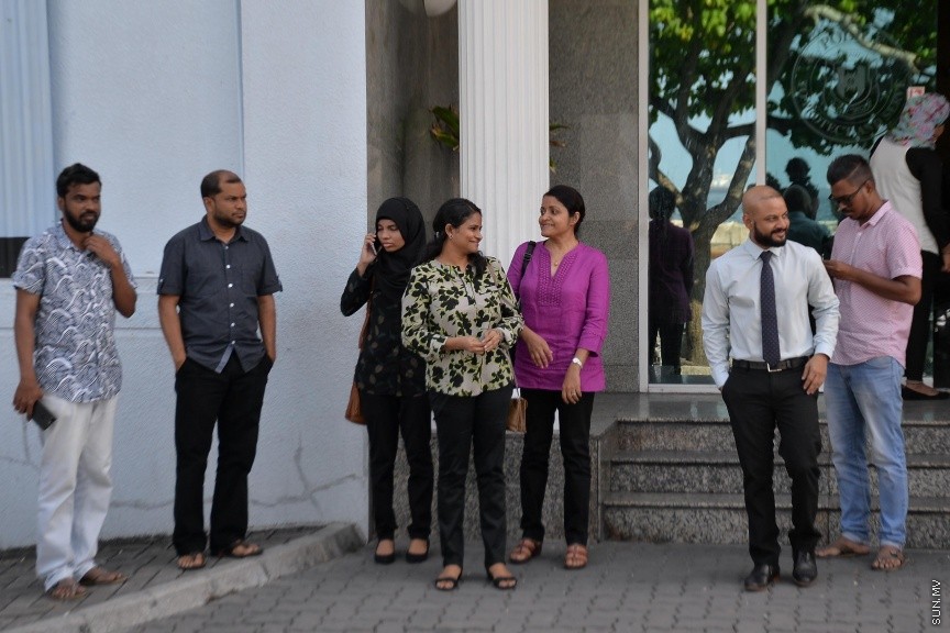 14 ނޮވެމްބަރ 2016:ޕީޕީއެމްގެ މައުމޫން ފެކްޝަން މީހުން ފުލުސް އޮފީސް ދޮރުމަތީ މަޑުކޮށް ލައިގެން: ވެރިކަން ކުރާ ޕީޕީއެމްގެ އޮފީހުގައި ހުރި ކޮމްޕިއުޓަރު ސިސްޓަމްތަކުގެ ހާޑް ޑިސްކުތައް ގެއްލިފައިވާ މައްސަލައިގައި، ޕީޕީއެމްގެ މައުމޫން ފެކްޝަނުގެ ނައިބު ރައީސް އައިމިނަތު ނާދިރާ ފުލުސް އޮފީހަށް ހާޒިރުކޮށް، ސުވާލުކޮށްފި---ސަން ފޮޓޯ/ މުހައްމަދު އަފްރާހް