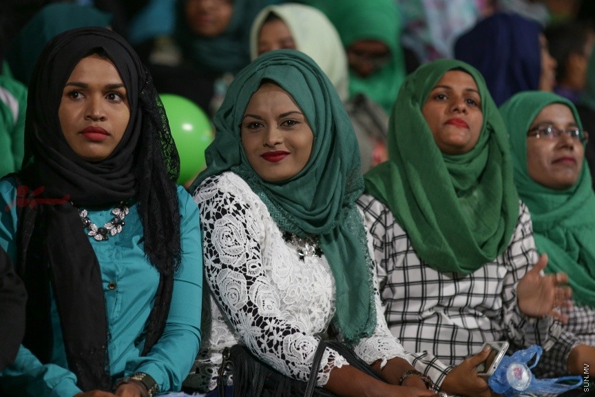 12 ނޮވެމްބަރ 2016: މިނިވަން ޗެމްޕިއަންޝިޕް ފުޓްބޯޅަ މުބާރާތުގެ ފައިނަލް މެޗުގެ ތެރެއިން: ގައުމީ ފުޓްބޯޅަ ދަނޑުގައި މިރޭ ތ. ތިމަރަފުއްޓާއި  ބ. އޭދަފުށި ބައްދަލުކުރި އެ މުޗު 1-0 ގެ ނަތީޖާއަކުން ކާމިޔާބު ކޮށް އޭދަފުށި ވަނީ މުބާރާތުގެ ޗެމްޕިއަންކަން ހޯދާފަ---ސަން ފޮޓޯ: އަފްރާހް