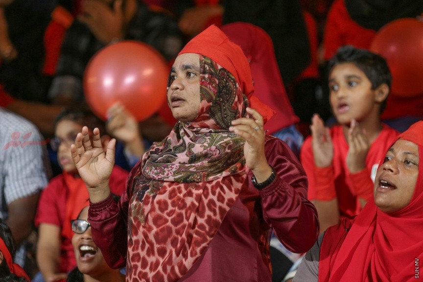 12 ނޮވެމްބަރ 2016: މިނިވަން ޗެމްޕިއަންޝިޕް ފުޓްބޯޅަ މުބާރާތުގެ ފައިނަލް މެޗުގެ ތެރެއިން: ގައުމީ ފުޓްބޯޅަ ދަނޑުގައި މިރޭ ތ. ތިމަރަފުއްޓާއި  ބ. އޭދަފުށި ބައްދަލުކުރި އެ މުޗު 1-0 ގެ ނަތީޖާއަކުން ކާމިޔާބު ކޮށް އޭދަފުށި ވަނީ މުބާރާތުގެ ޗެމްޕިއަންކަން ހޯދާފަ---ސަން ފޮޓޯ: އަފްރާހް