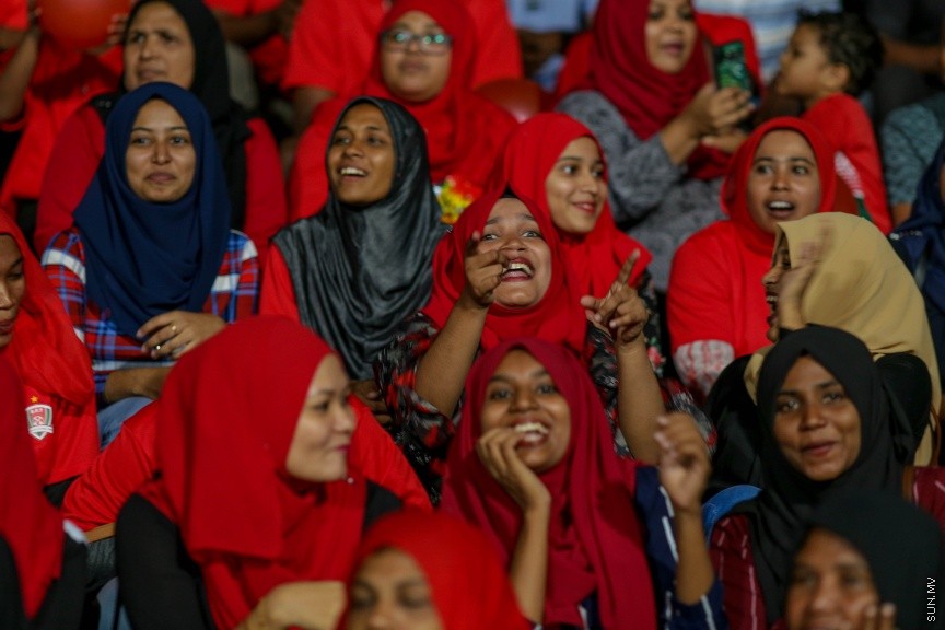 12 ނޮވެމްބަރ 2016: މިނިވަން ޗެމްޕިއަންޝިޕް ފުޓްބޯޅަ މުބާރާތުގެ ފައިނަލް މެޗުގެ ތެރެއިން: ގައުމީ ފުޓްބޯޅަ ދަނޑުގައި މިރޭ ތ. ތިމަރަފުއްޓާއި  ބ. އޭދަފުށި ބައްދަލުކުރި އެ މުޗު 1-0 ގެ ނަތީޖާއަކުން ކާމިޔާބު ކޮށް އޭދަފުށި ވަނީ މުބާރާތުގެ ޗެމްޕިއަންކަން ހޯދާފަ---ސަން ފޮޓޯ: އަފްރާހް