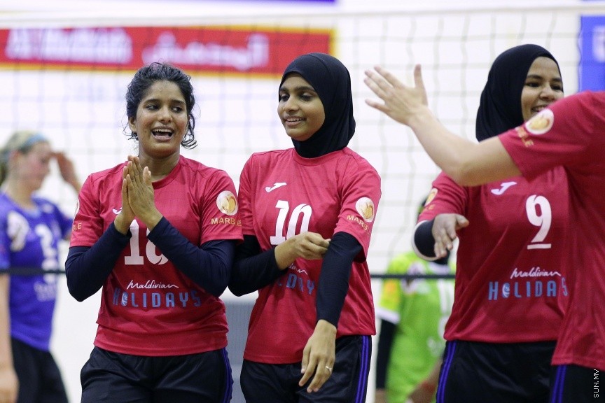 ނޮވެމްބަރ 16، 2016: އަލް މުދިޝް ގައުމީ ވޮލީބޯޅަ ލީގުގެ އަންހެން ޑިވިޝަންގައި ޕޮލިސް ކްލަބާއި މޯލްޑިވިއަން ބައްދަލުކުރި މެޗުގެ ތެރެއިން: ޕޮލިސް ކްލަބް ބަލިކޮށް މޯލްޑިވިއަނުން ވަނީ ޗެމްޕިއަންކަން ހޯދާފައި-- ސަން ފޮޓޯ/ ފަޔާޒު މޫސާ