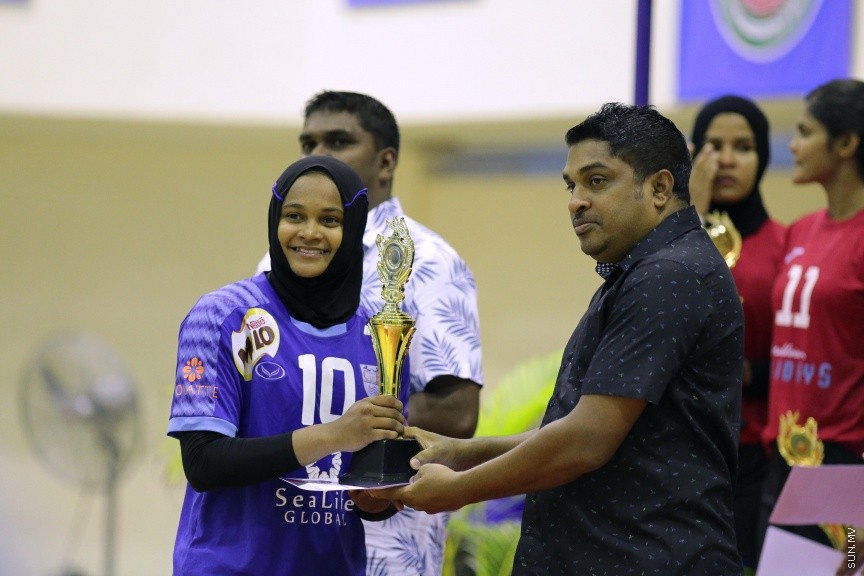 ނޮވެމްބަރ 16، 2016: އަލް މުދިޝް ގައުމީ ވޮލީބޯޅަ ލީގުގެ އަންހެން ޑިވިޝަންގައި ޕޮލިސް ކްލަބާއި މޯލްޑިވިއަން ބައްދަލުކުރި މެޗުގެ ތެރެއިން: ޕޮލިސް ކްލަބް ބަލިކޮށް މޯލްޑިވިއަނުން ވަނީ ޗެމްޕިއަންކަން ހޯދާފައި-- ސަން ފޮޓޯ/ ފަޔާޒު މޫސާ