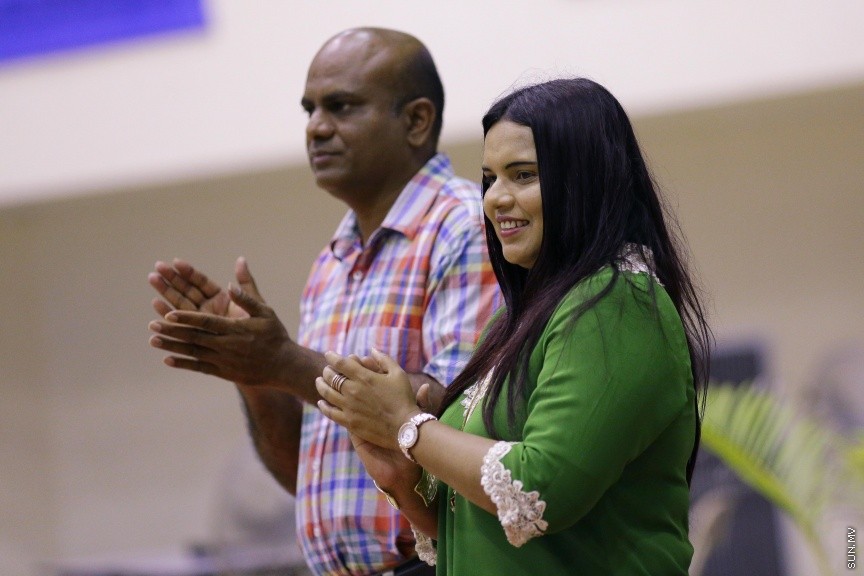 ނޮވެމްބަރ 16، 2016: އަލް މުދިޝް ގައުމީ ވޮލީބޯޅަ ލީގުގެ އަންހެން ޑިވިޝަންގައި ޕޮލިސް ކްލަބާއި މޯލްޑިވިއަން ބައްދަލުކުރި މެޗުގެ ތެރެއިން: ޕޮލިސް ކްލަބް ބަލިކޮށް މޯލްޑިވިއަނުން ވަނީ ޗެމްޕިއަންކަން ހޯދާފައި-- ސަން ފޮޓޯ/ ފަޔާޒު މޫސާ