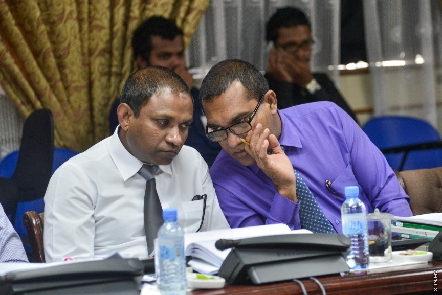 17 ނޮވެމްބަރު 2016: އަންނަ އަހަރަށް ލަފާކުރާ ބަޖެޓް ދިރާސާ ކުރާ ކޮމެޓީގެ މިއަހަރުގެ އެންމެ ފަހު ބައްދަލުވުމުގެ ތެރެއިން: 2017 ވަނަ އަހަރުގެ ބަޖެޓް ދިރާސާކުރުމަށް ނުވަ ބައްދަލުވުމެއް ބާއްވައި، ދިވެހި ތާރީހުގައި މިހާތަނަށް ފާސްކުރި އެންމެ ބޮޑު ބަޖެޓް، 26.7 ބިލިއަން ރުފިޔާގެ ދައުލަތުގެ ބަޖެޓް ފާސްކުރީ ކޮމެޓީގެ އަގުލަބިއްޔަތުން--- ސަން ފޮޓޯ/ މުހައްމަދު އަފްރާހް