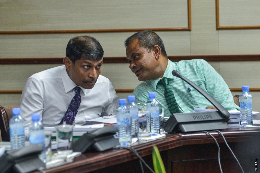 17 ނޮވެމްބަރު 2016: އަންނަ އަހަރަށް ލަފާކުރާ ބަޖެޓް ދިރާސާ ކުރާ ކޮމެޓީގެ މިއަހަރުގެ އެންމެ ފަހު ބައްދަލުވުމުގެ ތެރެއިން: 2017 ވަނަ އަހަރުގެ ބަޖެޓް ދިރާސާކުރުމަށް ނުވަ ބައްދަލުވުމެއް ބާއްވައި، ދިވެހި ތާރީހުގައި މިހާތަނަށް ފާސްކުރި އެންމެ ބޮޑު ބަޖެޓް، 26.7 ބިލިއަން ރުފިޔާގެ ދައުލަތުގެ ބަޖެޓް ފާސްކުރީ ކޮމެޓީގެ އަގުލަބިއްޔަތުން--- ސަން ފޮޓޯ/ މުހައްމަދު އަފްރާހް